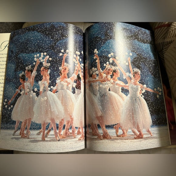 Hardback book w/CD of the Nutcracker, by NY City Ballet, in brand new condition! - Picture 5 of 11